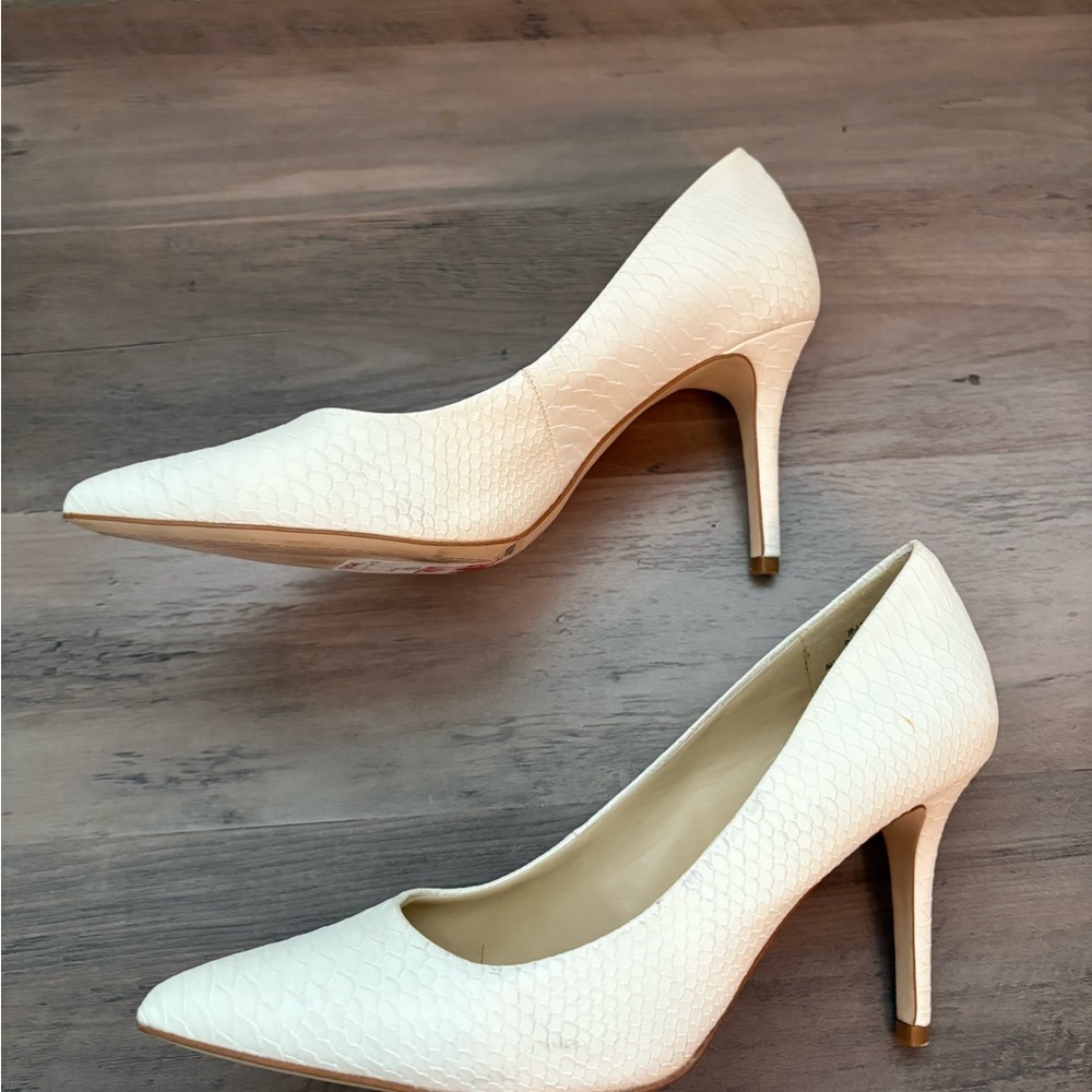Jessica Simpson Cream Textured Heels - Picture 4 of 4